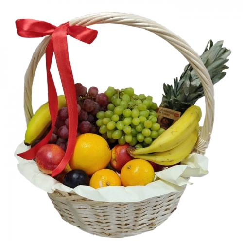 Фруктовая корзина с виноградом и бананами